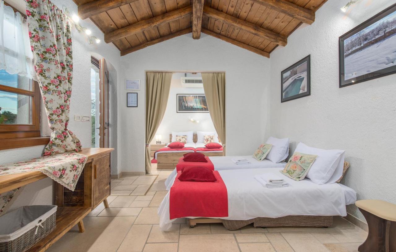 פאזין Family Villa Lipica With Private Pool And Jacuzzi מראה חיצוני תמונה