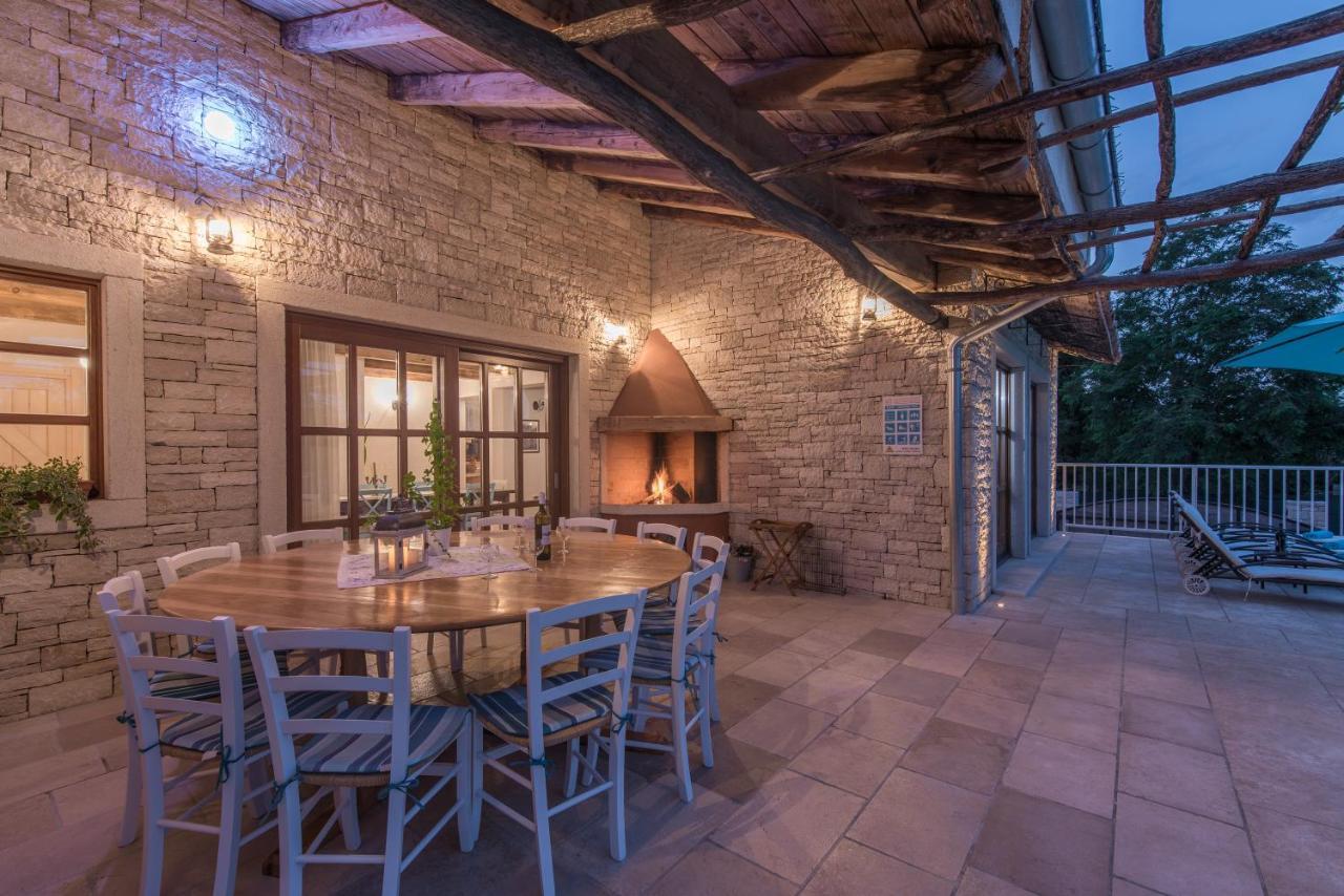 פאזין Family Villa Lipica With Private Pool And Jacuzzi מראה חיצוני תמונה