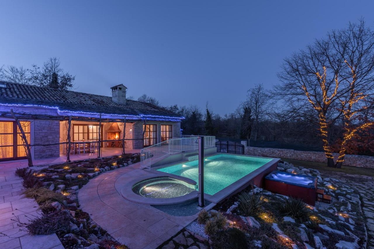 פאזין Family Villa Lipica With Private Pool And Jacuzzi מראה חיצוני תמונה