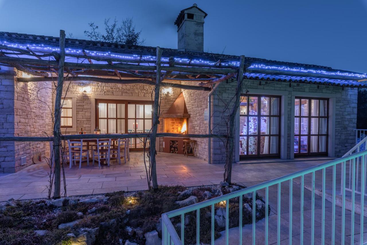 פאזין Family Villa Lipica With Private Pool And Jacuzzi מראה חיצוני תמונה