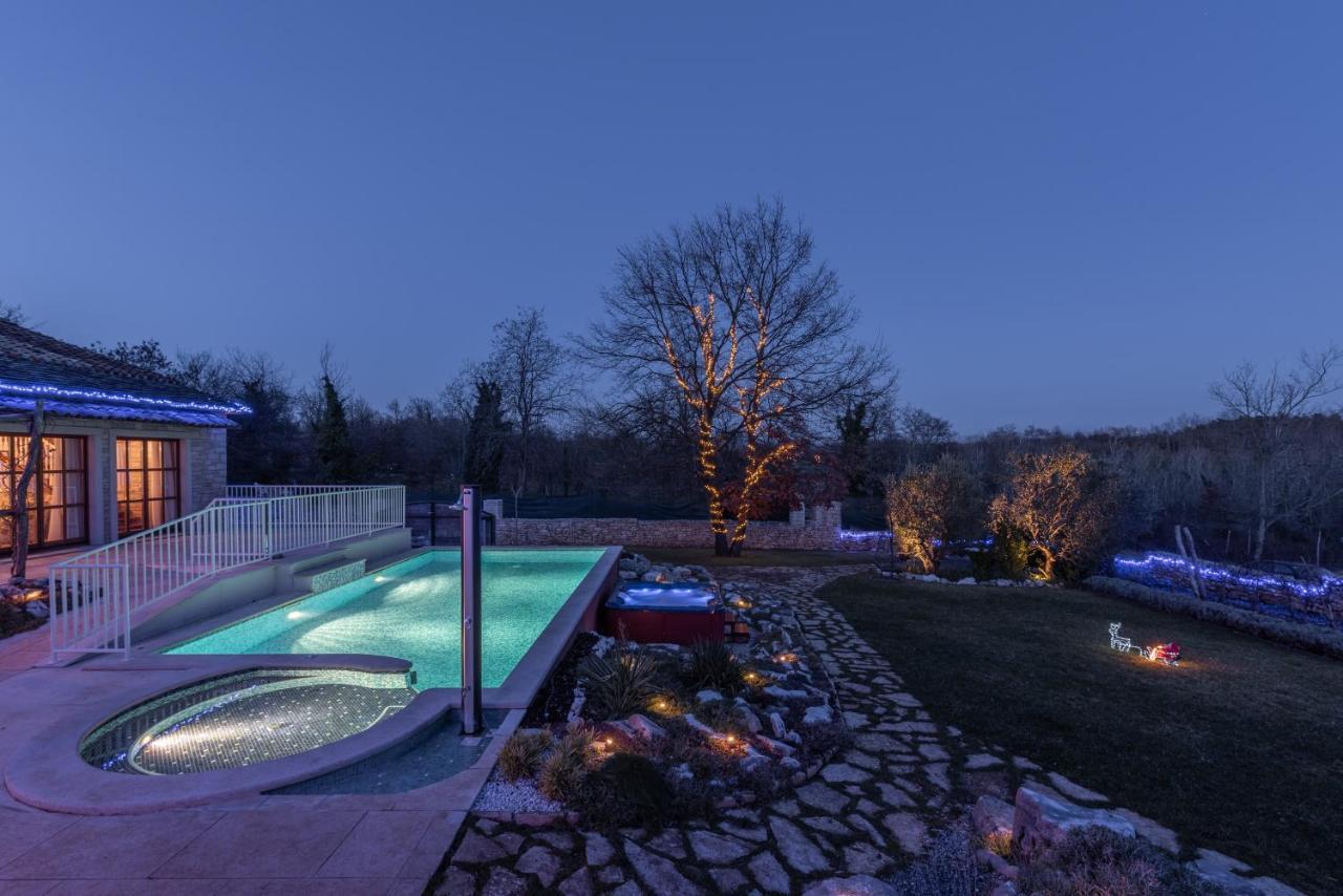 פאזין Family Villa Lipica With Private Pool And Jacuzzi מראה חיצוני תמונה