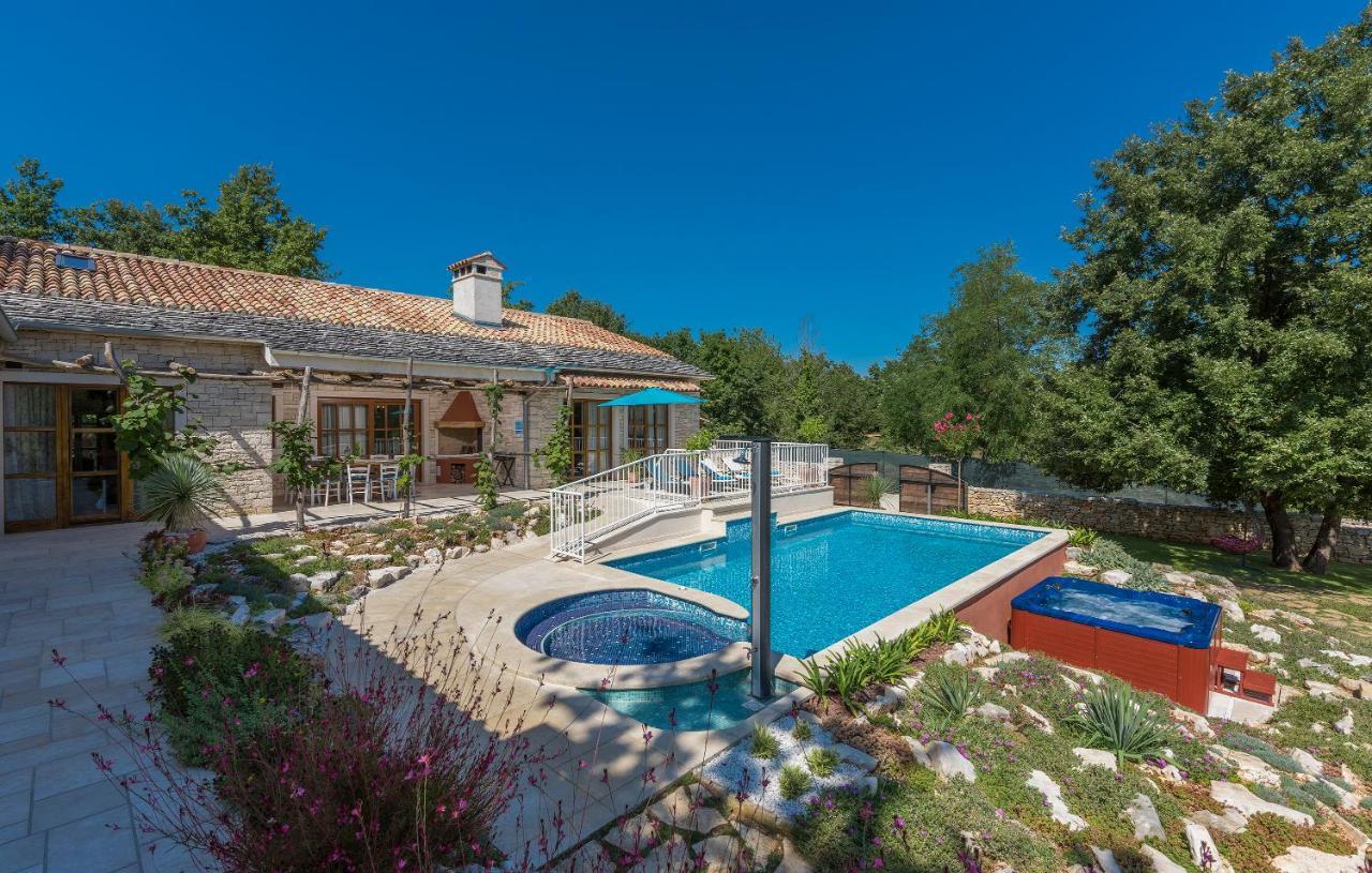 פאזין Family Villa Lipica With Private Pool And Jacuzzi מראה חיצוני תמונה