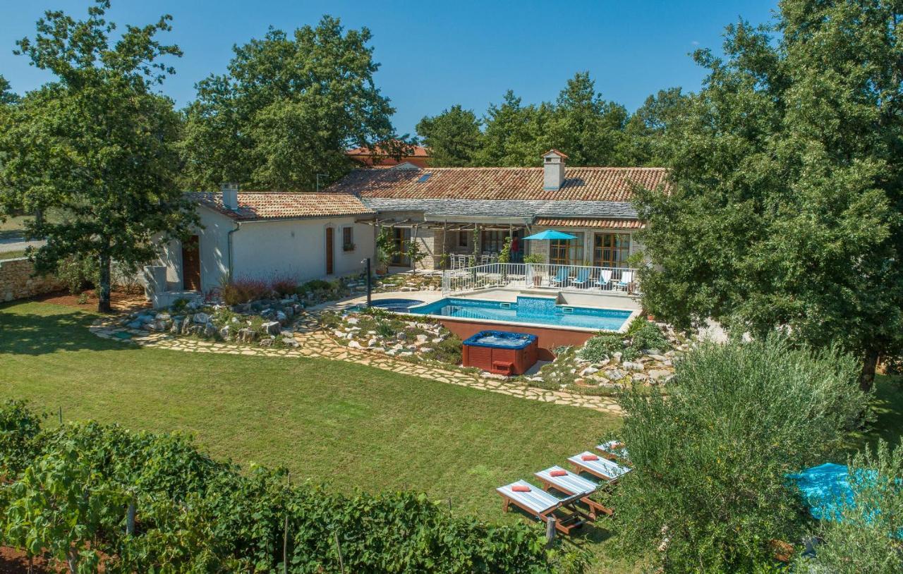 פאזין Family Villa Lipica With Private Pool And Jacuzzi מראה חיצוני תמונה