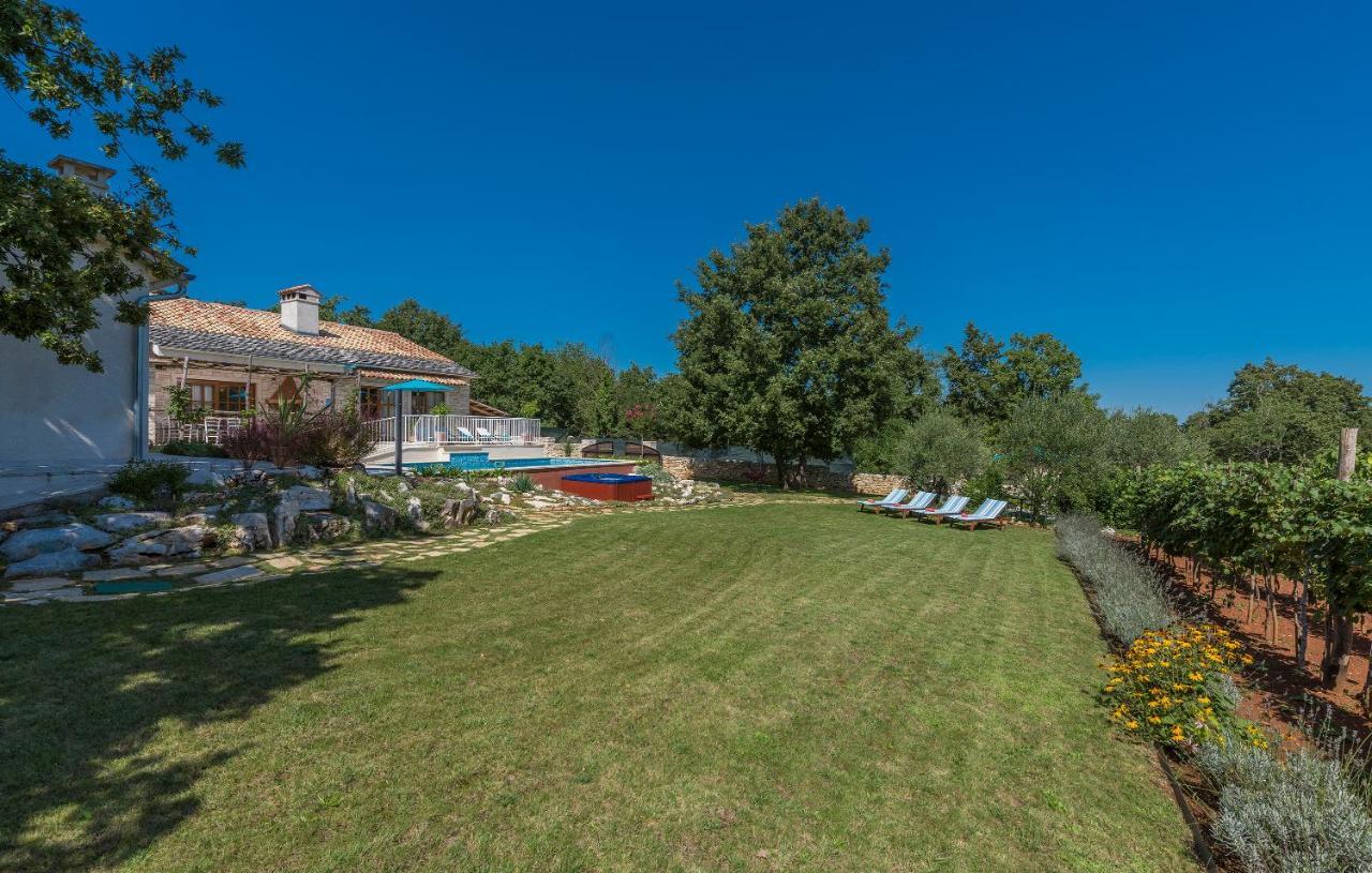 פאזין Family Villa Lipica With Private Pool And Jacuzzi מראה חיצוני תמונה