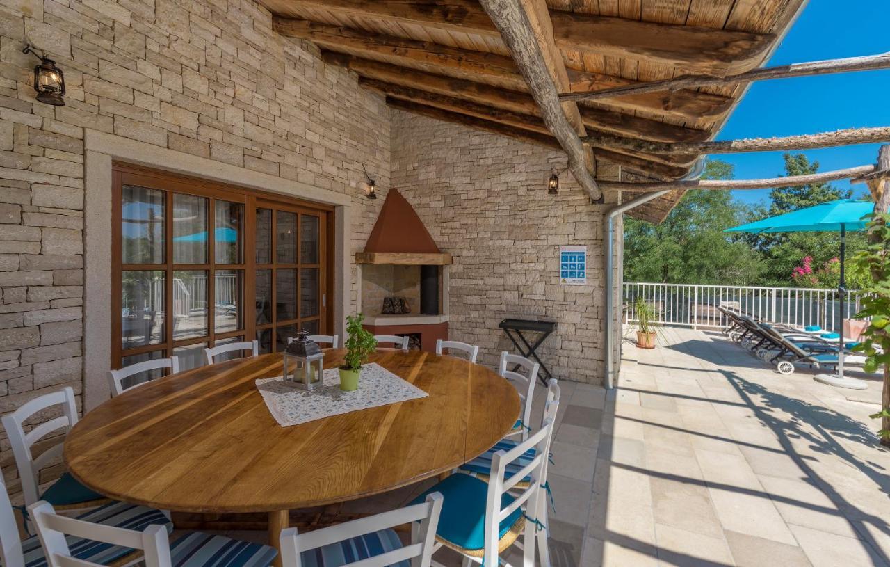 פאזין Family Villa Lipica With Private Pool And Jacuzzi מראה חיצוני תמונה