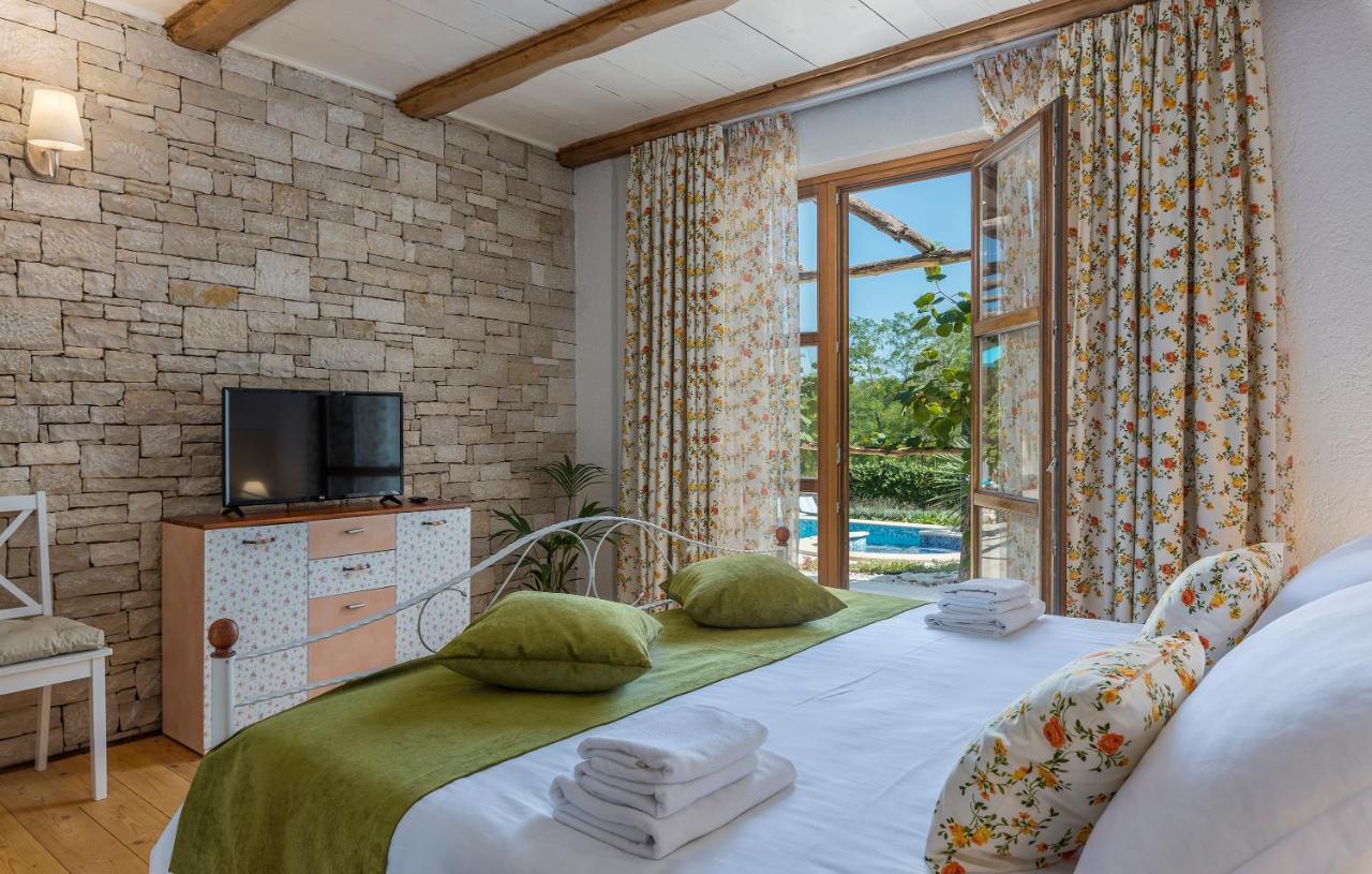 פאזין Family Villa Lipica With Private Pool And Jacuzzi מראה חיצוני תמונה