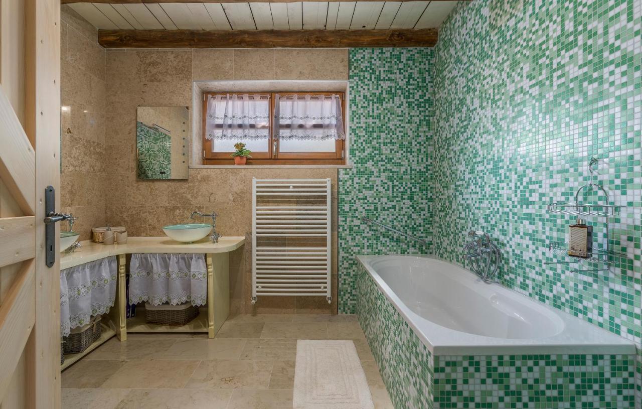פאזין Family Villa Lipica With Private Pool And Jacuzzi מראה חיצוני תמונה