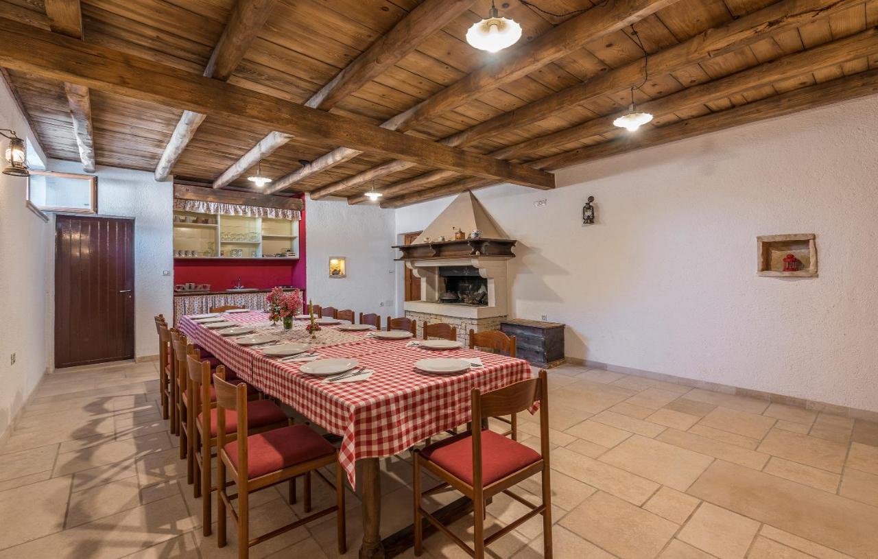 פאזין Family Villa Lipica With Private Pool And Jacuzzi מראה חיצוני תמונה